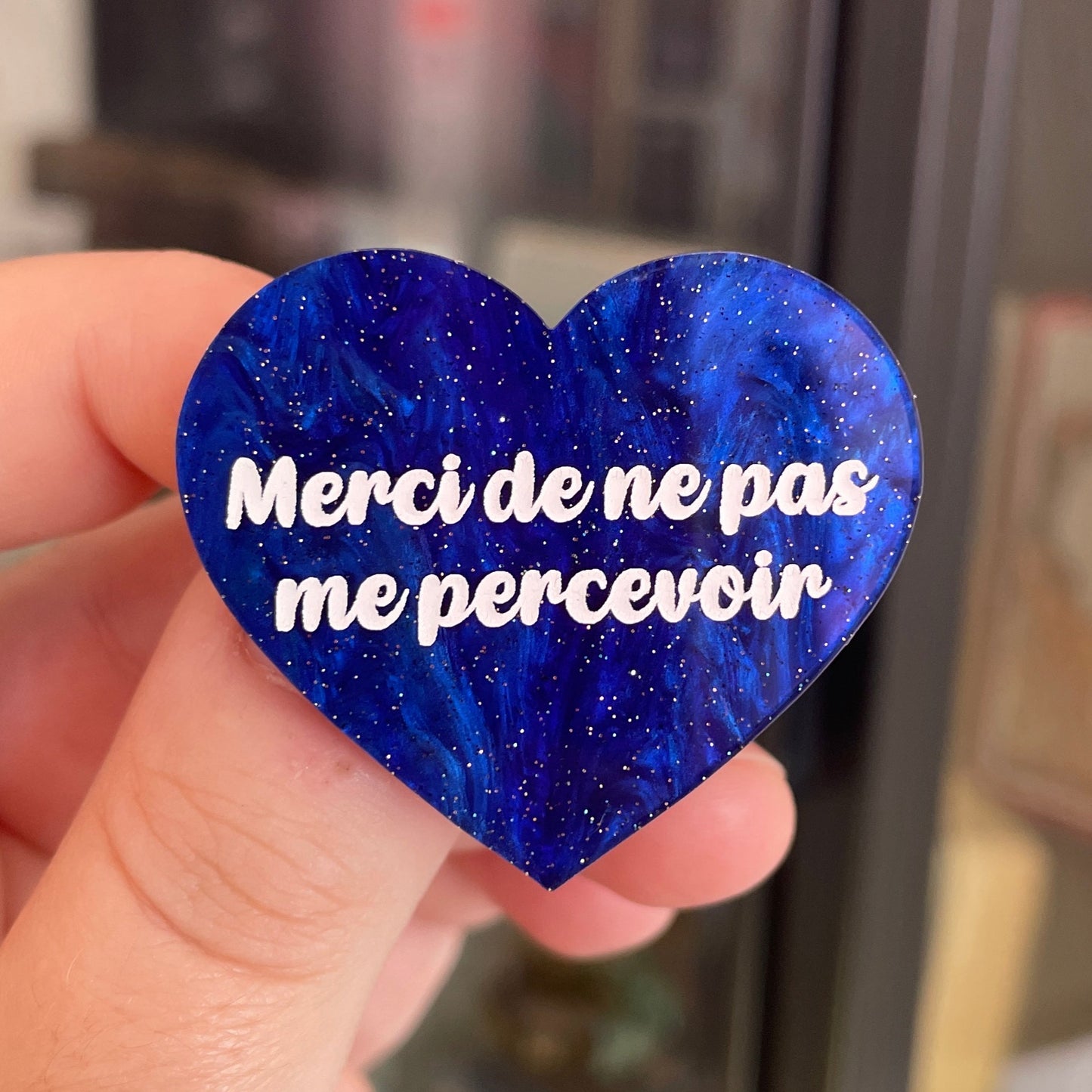 Broche "Merci de ne pas me percevoir" en acrylique marbrée bleue à paillettes