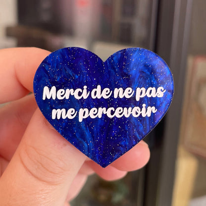 Broche "Merci de ne pas me percevoir" en acrylique marbrée bleue à paillettes