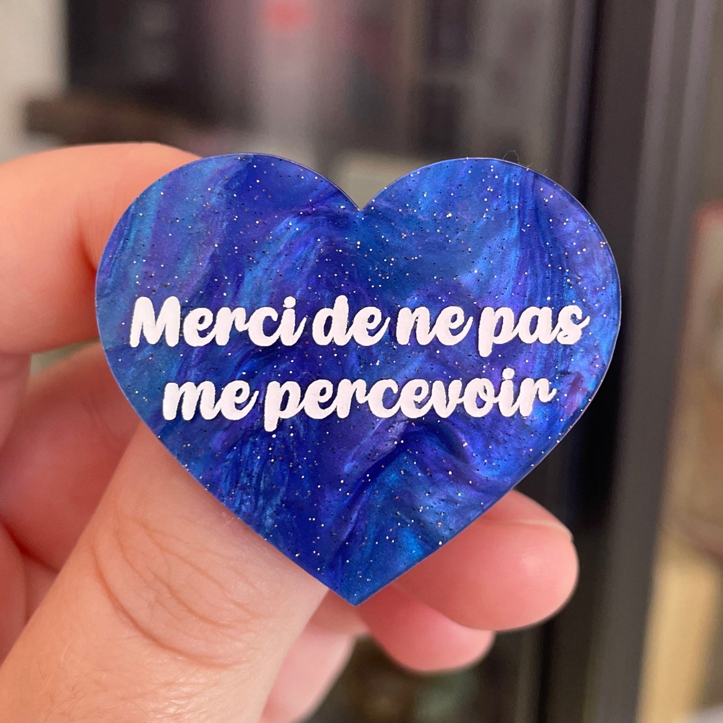Broche "Merci de ne pas me percevoir" en acrylique marbrée bleue à paillettes