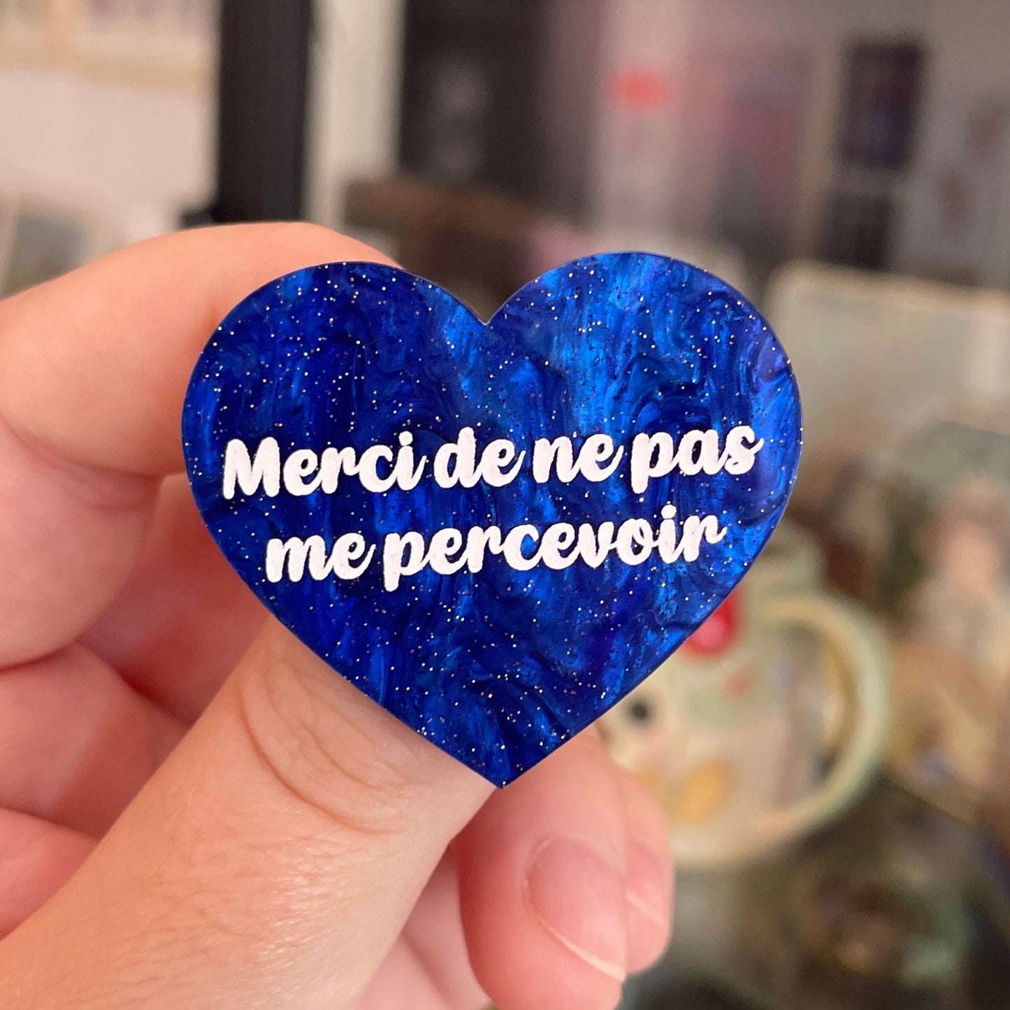 Broche "Merci de ne pas me percevoir" en acrylique marbrée bleue à paillettes