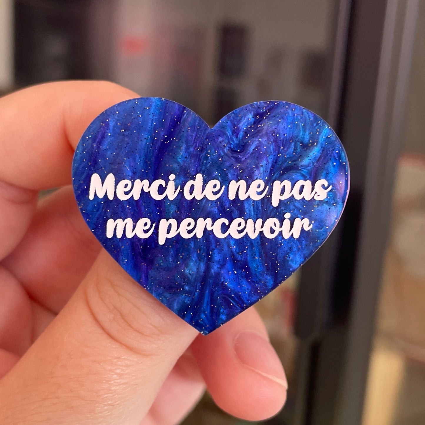 Broche "Merci de ne pas me percevoir" en acrylique marbrée bleue à paillettes