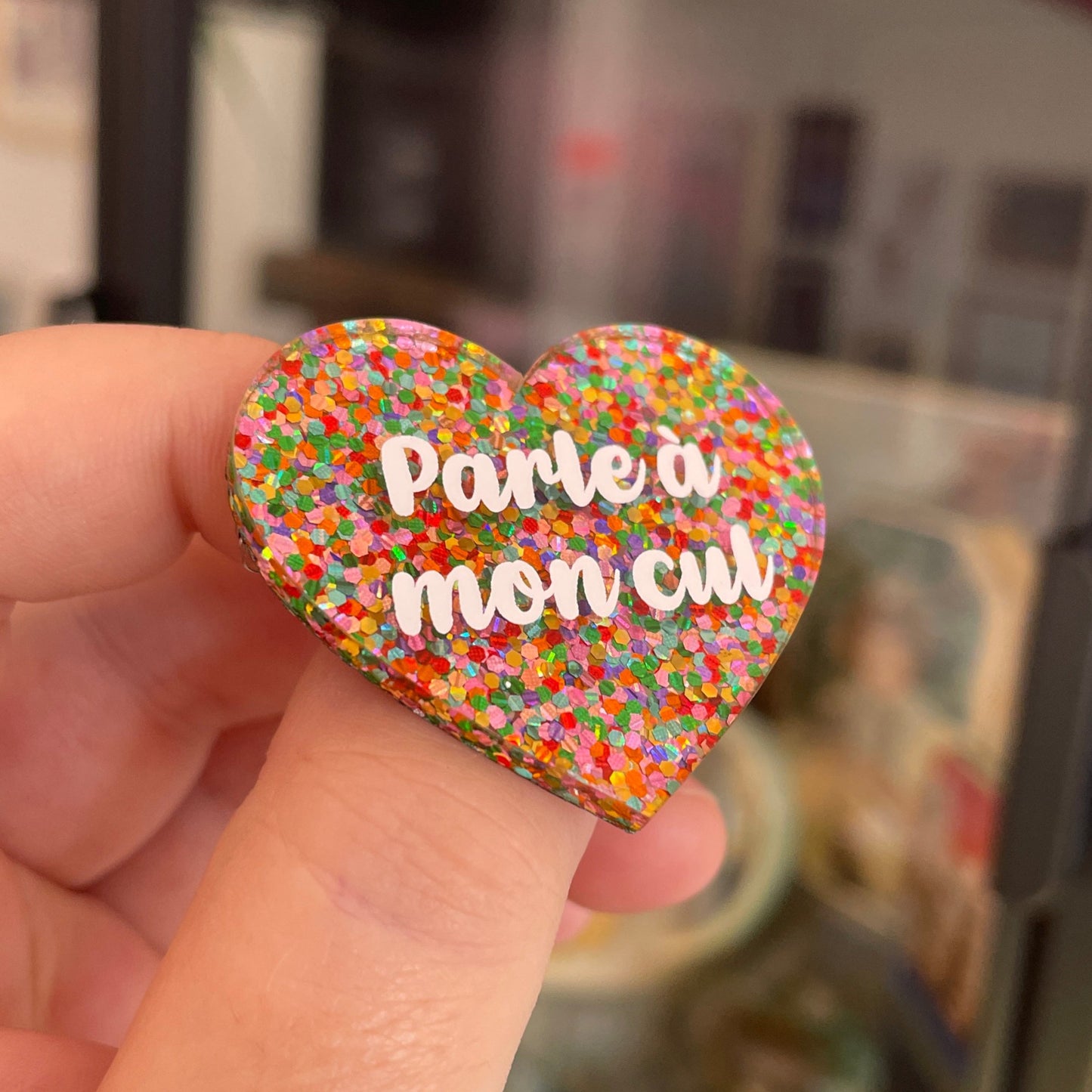 Broche "Parle à mon cul" en acrylique avec des pois multicolores