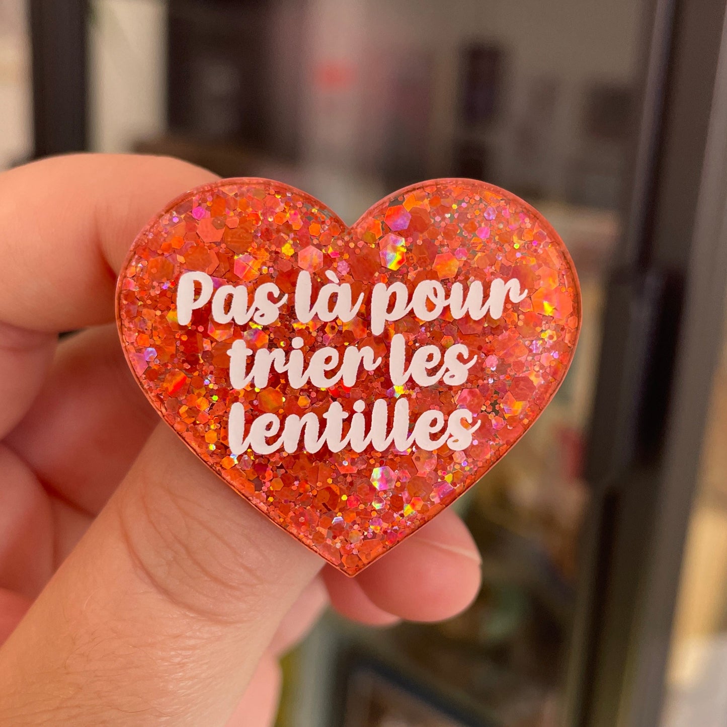 Broche "Pas là pour trier les lentilles" en acrylique à paillettes oranges/corail