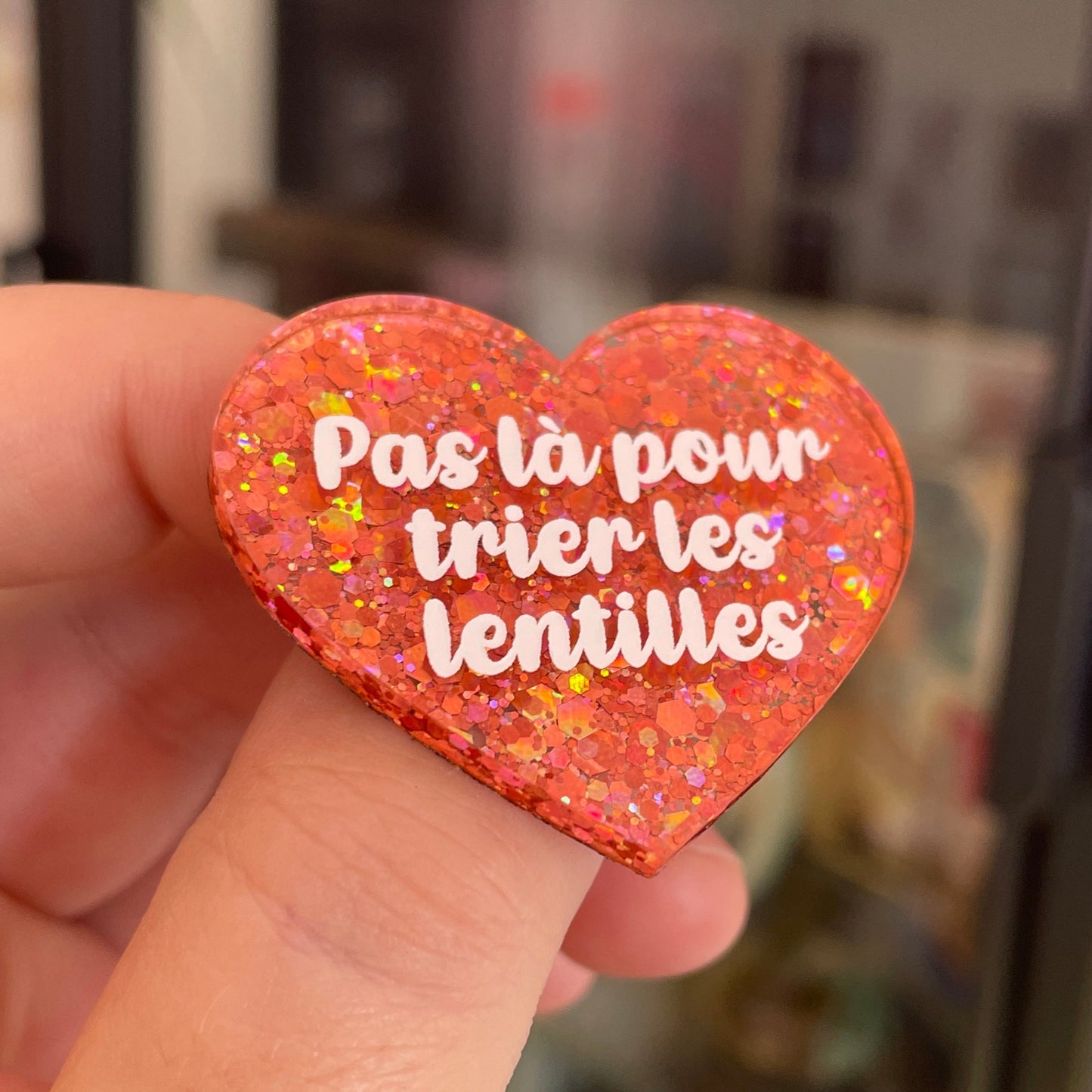 Broche "Pas là pour trier les lentilles" en acrylique à paillettes oranges/corail