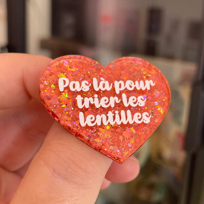 Broche "Pas là pour trier les lentilles" en acrylique à paillettes oranges/corail