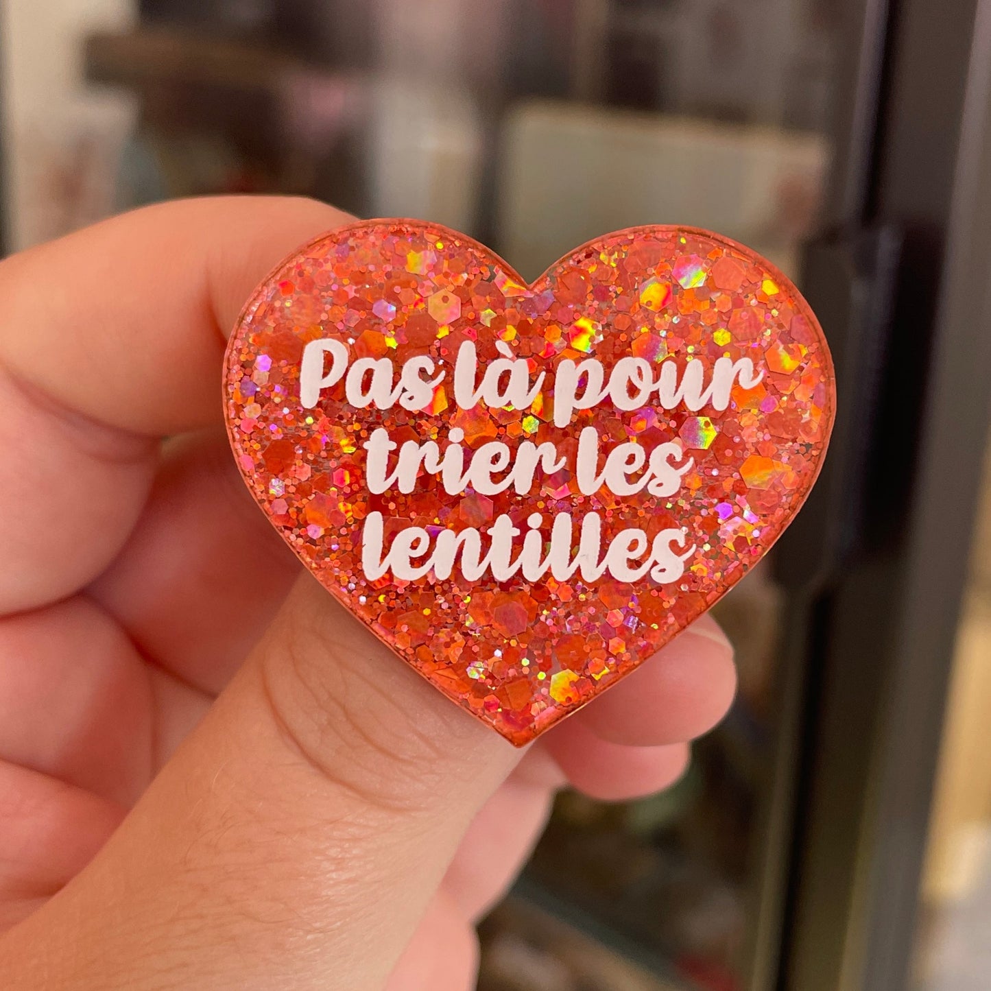 Broche "Pas là pour trier les lentilles" en acrylique à paillettes oranges/corail
