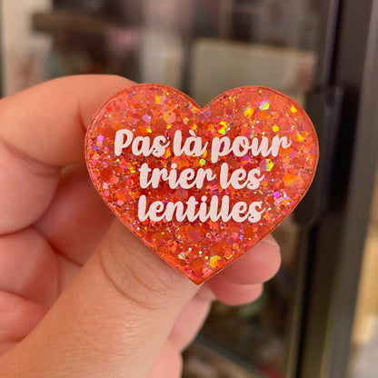 Broche "Pas là pour trier les lentilles" en acrylique à paillettes oranges/corail