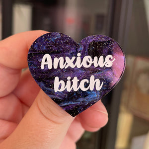 Broche "Anxious bitch" en acrylique marbrée noire, bleue et violette à paillettes