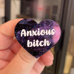 Broche "Anxious bitch" en acrylique marbrée noire, bleue et violette à paillettes