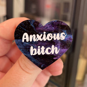 Broche "Anxious bitch" en acrylique marbrée noire, bleue et violette à paillettes