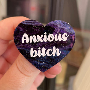 Broche "Anxious bitch" en acrylique marbrée noire, bleue et violette à paillettes