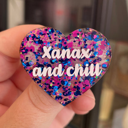 Broche "Xanax and chill" en acrylique semi transparente avec des pois bleus et roses