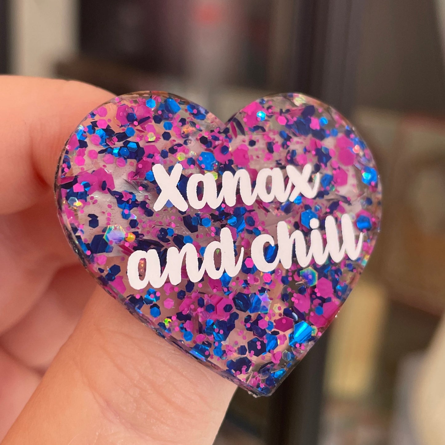 Broche "Xanax and chill" en acrylique semi transparente avec des pois bleus et roses