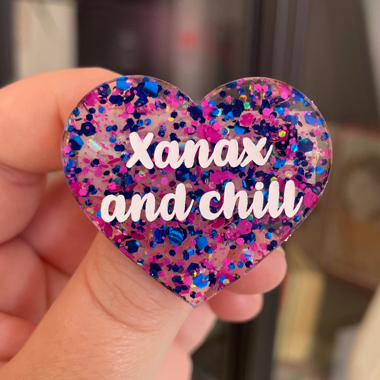 Broche "Xanax and chill" en acrylique semi transparente avec des pois bleus et roses
