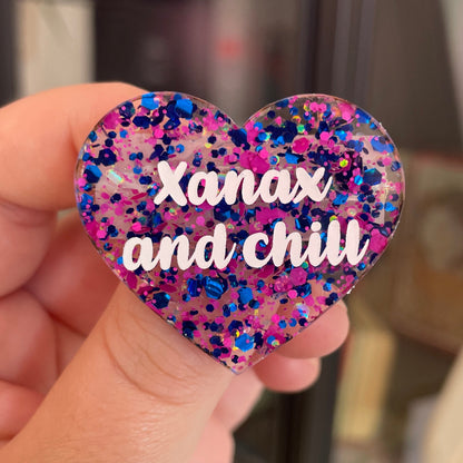 Broche "Xanax and chill" en acrylique semi transparente avec des pois bleus et roses