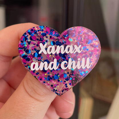 Broche "Xanax and chill" en acrylique semi transparente avec des pois bleus et roses