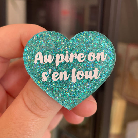 Broche "Au pire on s'en fout" en acrylique pailletée turquoise