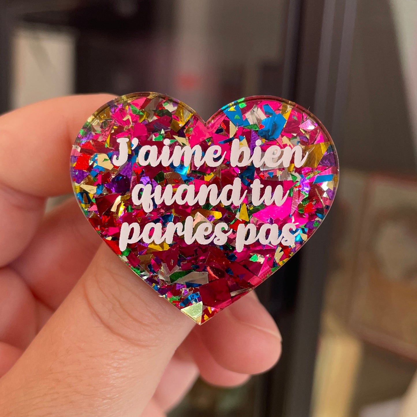 Broche "J'aime bien quand tu parles pas" en acrylique transparente à gros confettis roses et multicolores