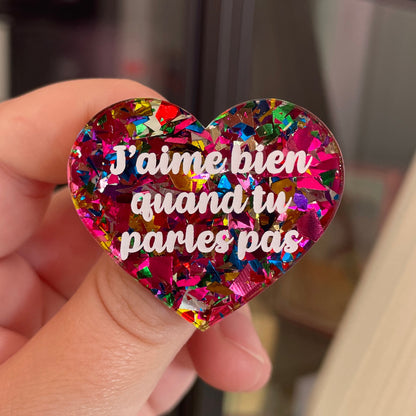 Broche "J'aime bien quand tu parles pas" en acrylique transparente à gros confettis roses et multicolores