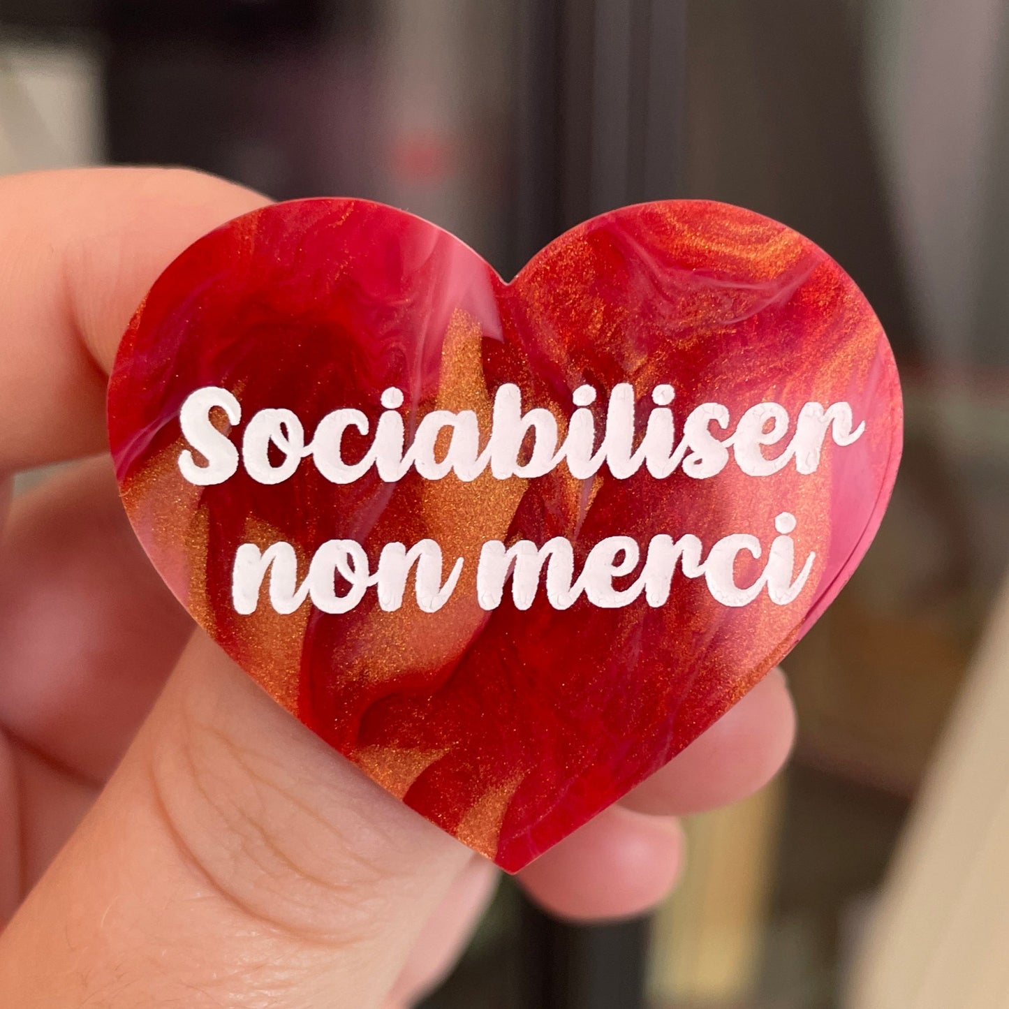 Broche "Sociabiliser non merci" en acrylique marbrée rouge, blanche et dorée