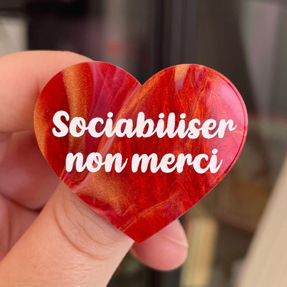 Broche "Sociabiliser non merci" en acrylique marbrée rouge, blanche et dorée