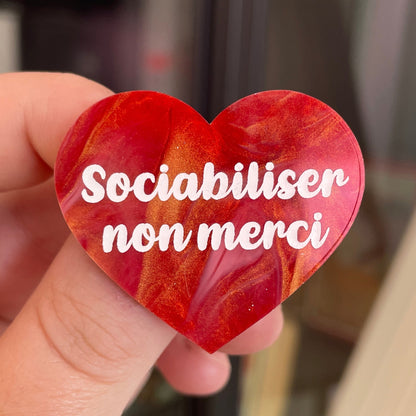 Broche "Sociabiliser non merci" en acrylique marbrée rouge, blanche et dorée
