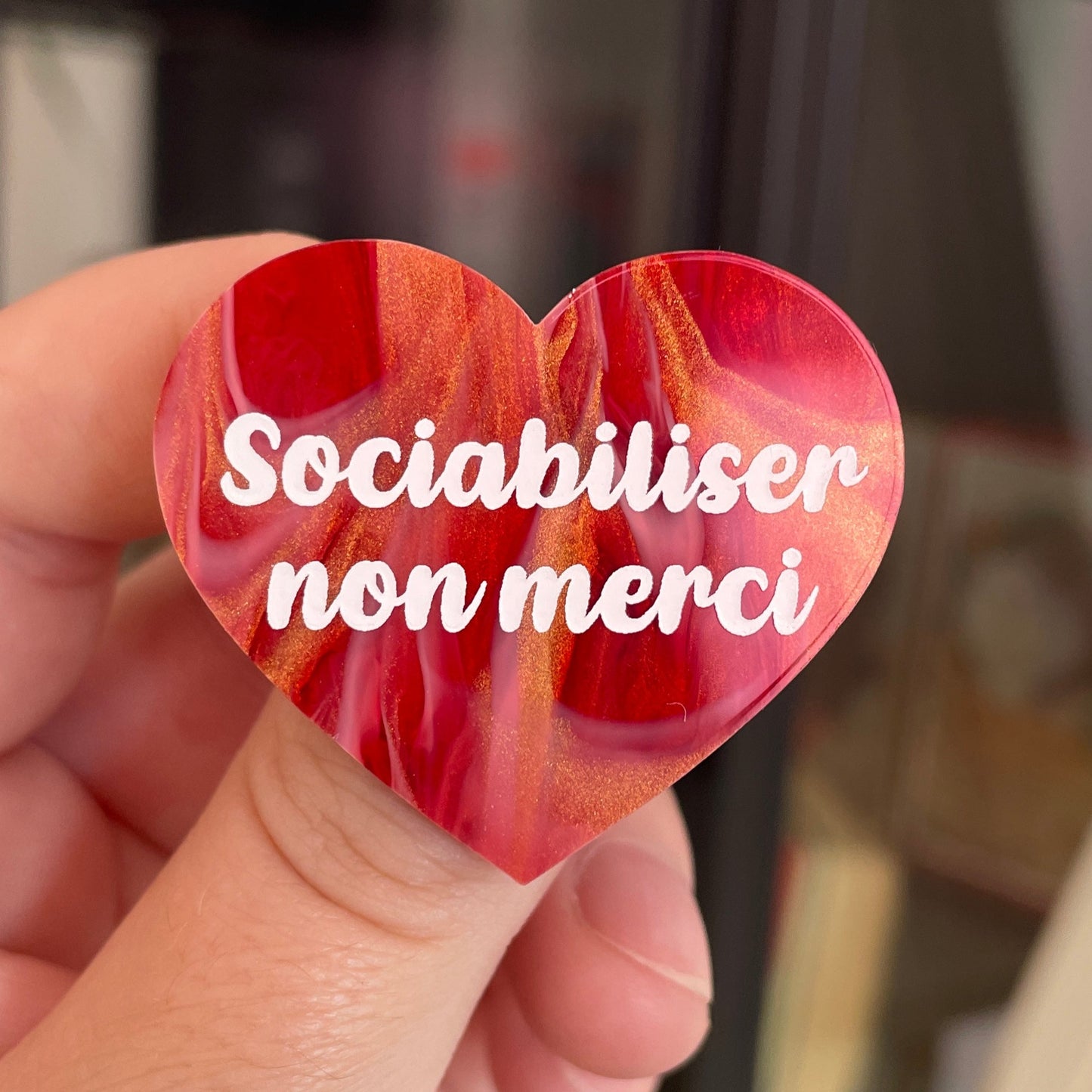 Broche "Sociabiliser non merci" en acrylique marbrée rouge, blanche et dorée