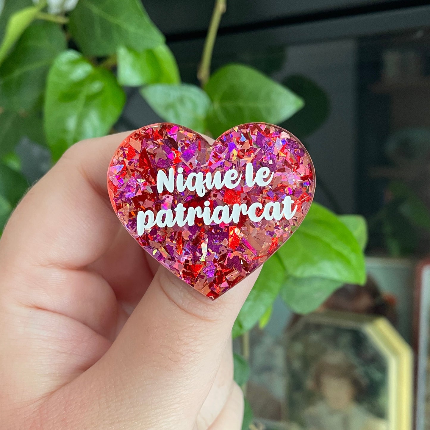 Broche "Nique le patriarcat" en acrylique à gros confettis rouges/roses