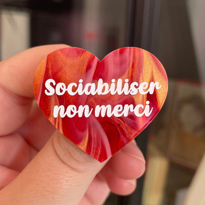 Broche "Sociabiliser non merci" en acrylique marbrée rouge, blanche et dorée