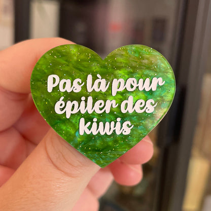 Broche "Pas là pour épiler des kiwis" en acrylique marbrée verte à paillettes