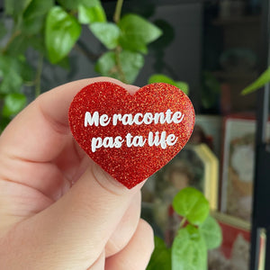 Broche "Me raconte pas ta life" en acrylique rouge/orange à paillettes