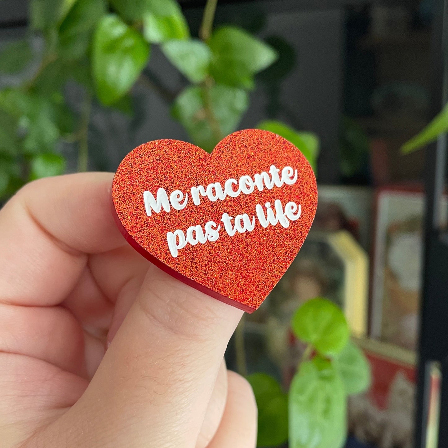 Broche "Me raconte pas ta life" en acrylique rouge/orange à paillettes