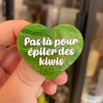 Broche "Pas là pour épiler des kiwis" en acrylique marbrée verte à paillettes