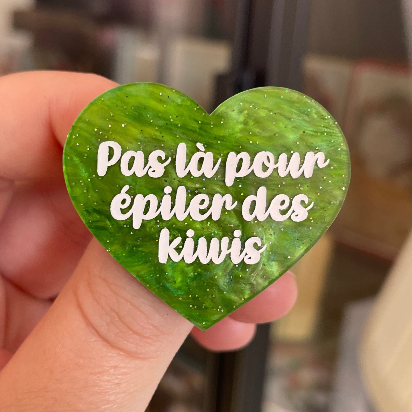 Broche "Pas là pour épiler des kiwis" en acrylique marbrée verte à paillettes