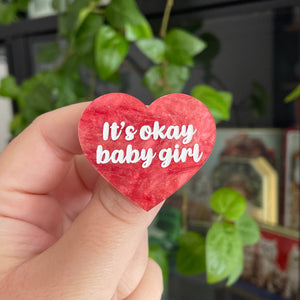 Broche "It's okay baby girl" en acrylique marbrée rose à paillettes