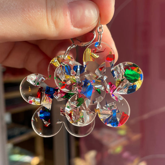 Grandes boucles d'oreilles fleurs pendantes en acrylique transparente avec des confettis multicolores
