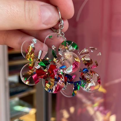 Grandes boucles d'oreilles fleurs pendantes en acrylique transparente avec des confettis multicolores