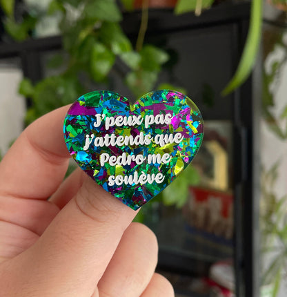 Broche "J'peux pas j'attends que Pedro me soulève" en acrylique à gros confettis bleus, verts et violets