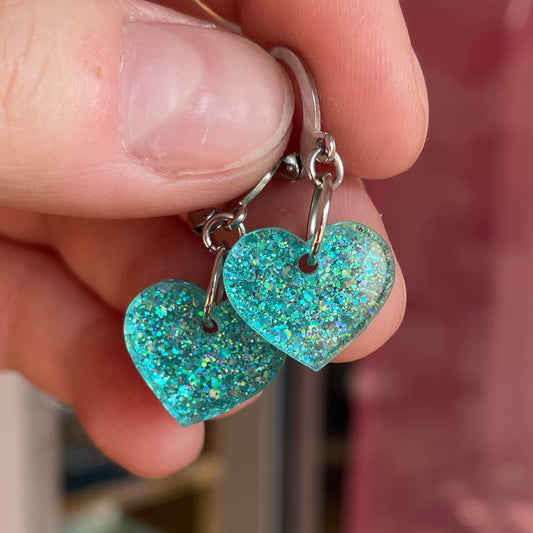 Mini boucles d'oreilles coeurs pendantes en acrylique à paillettes turquoise
