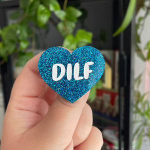 Broche "DILF" en acrylique à paillettes bleues
