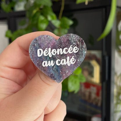 Broche "Défoncée au café" en acrylique marbrée grise, rose et verte à paillettes