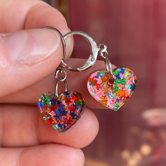 Mini boucles d'oreilles coeurs pendantes en acrylique transparente avec des étoiles multicolores