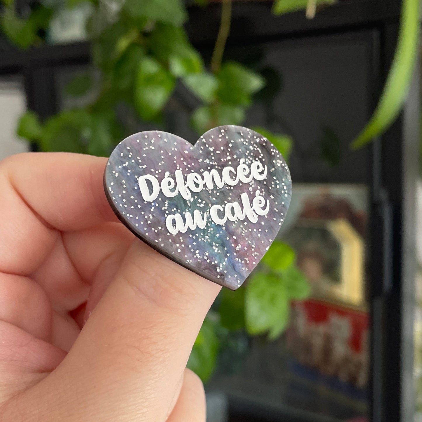 Broche "Défoncée au café" en acrylique marbrée grise, rose et verte à paillettes