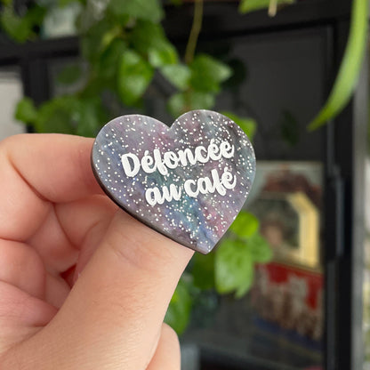 Broche "Défoncée au café" en acrylique marbrée grise, rose et verte à paillettes