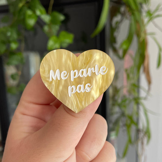 Broche "Me parle pas" en acrylique marbrée jaune