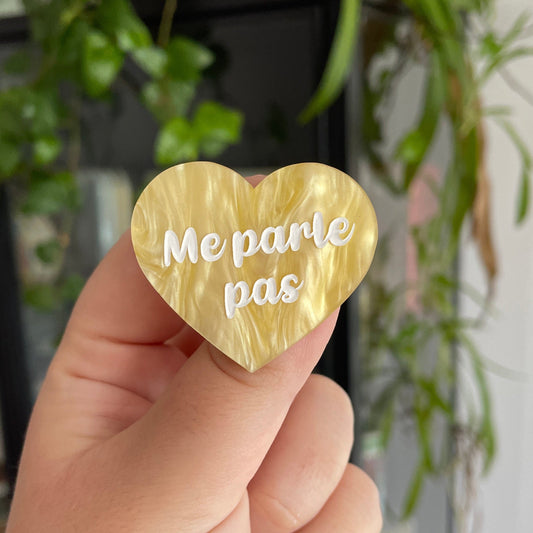 [CONTRÔLE TECHNIQUE] Broche "Me parle pas" en acrylique marbrée jaune