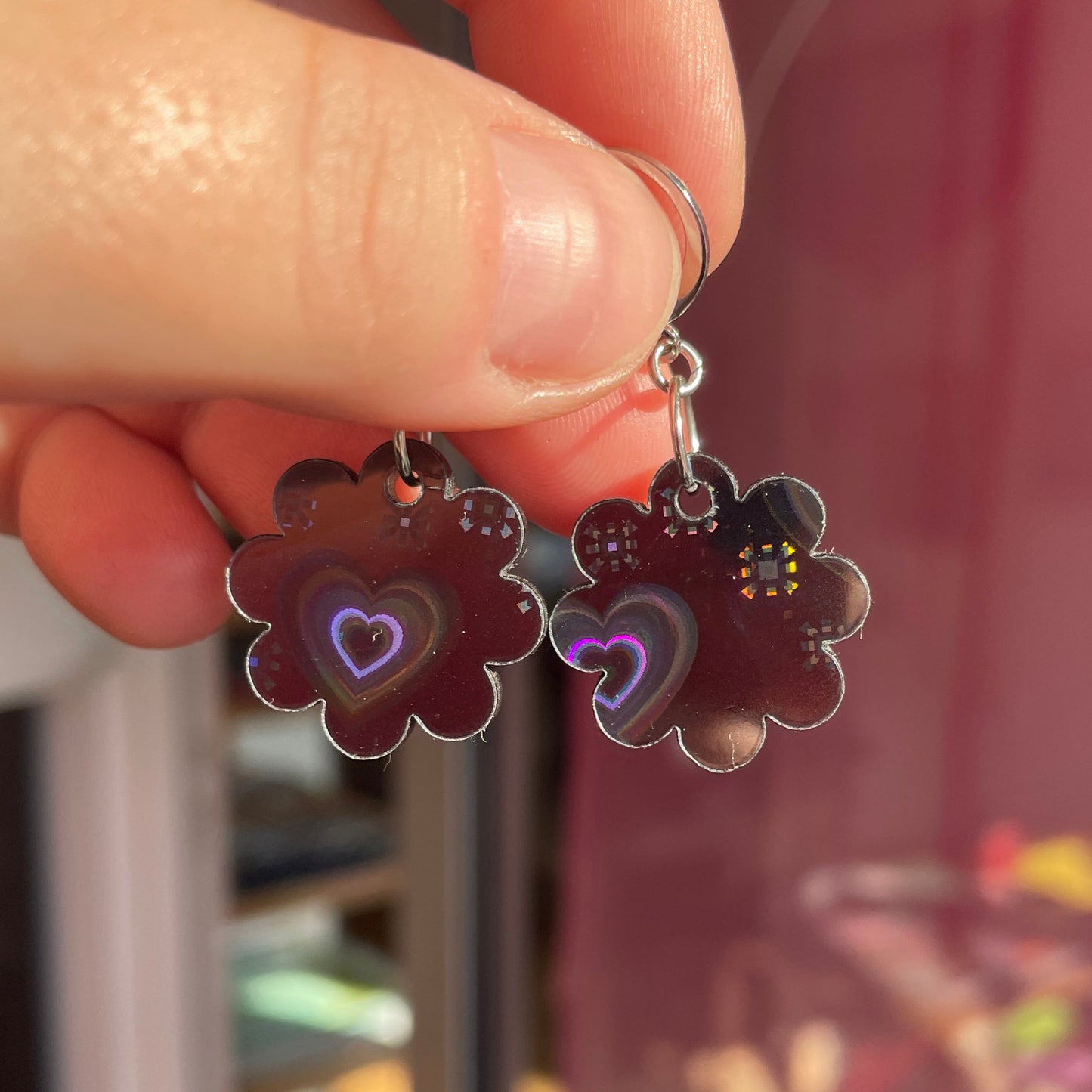 Petites boucles d'oreilles fleurs pendantes en acrylique acrylique iridescente avec des coeurs holographiques
