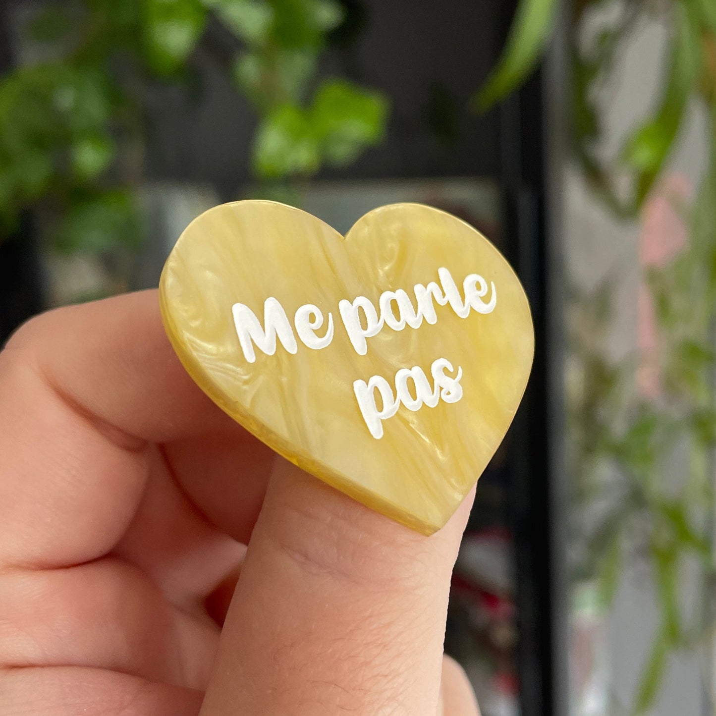Broche "Me parle pas" en acrylique marbrée jaune