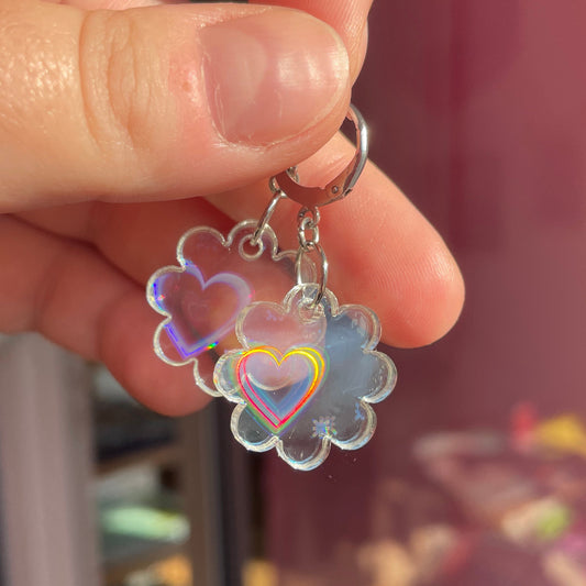 Petites boucles d'oreilles fleurs pendantes en acrylique acrylique transparente iridescente avec des coeurs holographiques