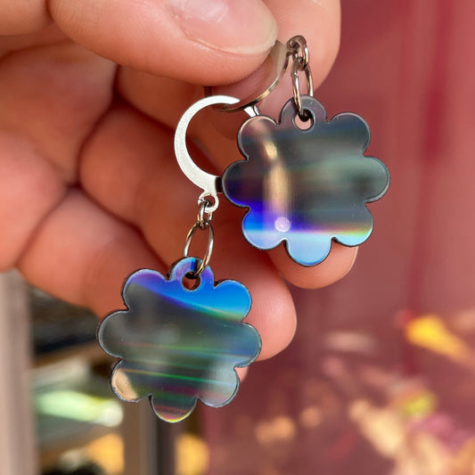 Petites boucles d'oreilles fleurs pendantes en acrylique iridescente et holographique